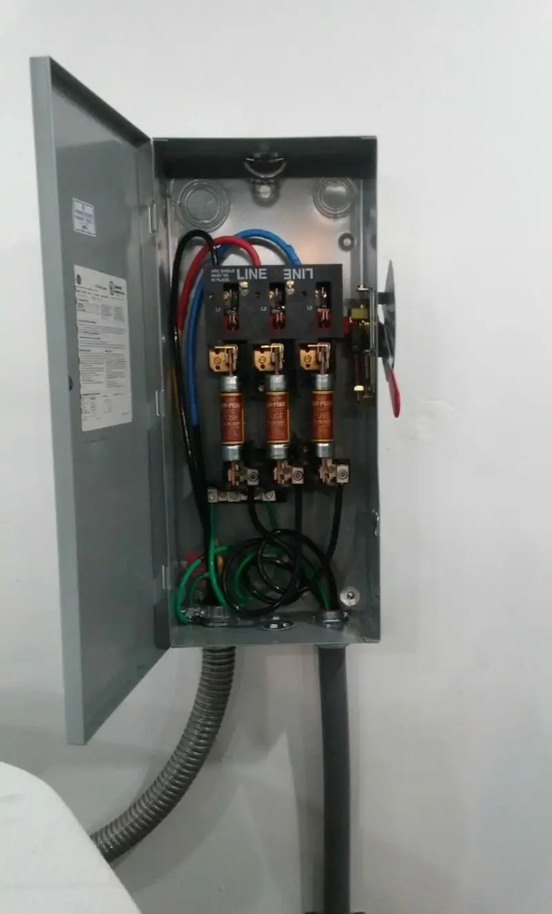 Three-phase disconnect switch installed for Smoke Detector Installation in De Queen